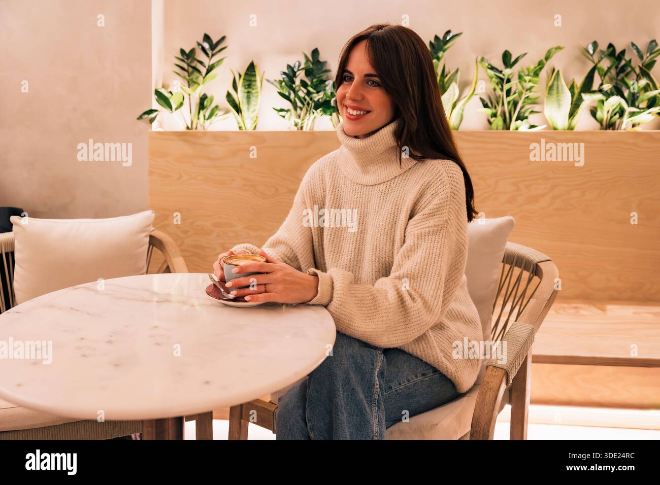 Frau genießt Kaffeepause in einem gemütlichen Café Stockfoto