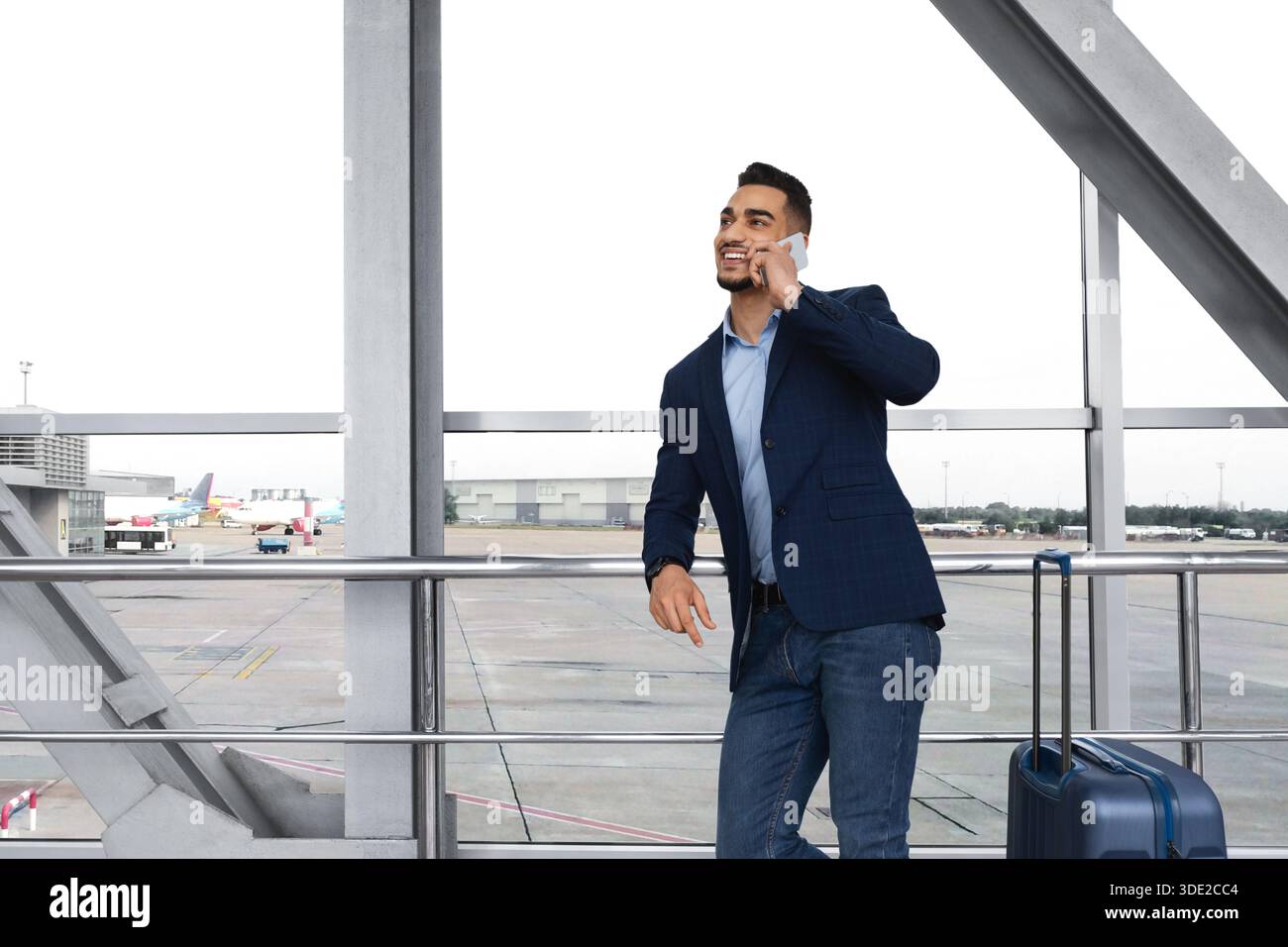 Schöner Junger Mann Aus Dem Nahen Osten, Der Am Flughafen Auf Dem Mobiltelefon Spricht Stockfoto