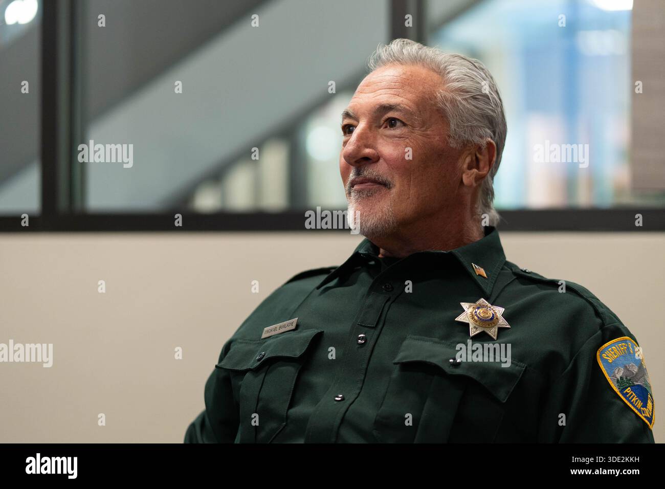 Pitkin County Sheriff Michael Buglione spricht am Mittwoch, den 1. Oktober 2025, in Aspen, Colorado, mit Reportern. Stockfoto