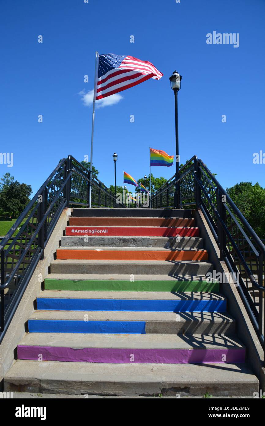 American Flags on Gay Stolz gemalt Brücke Stockfoto