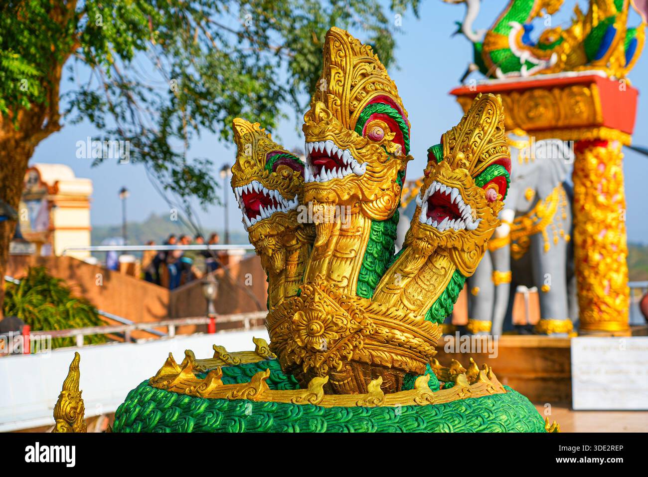 Dreiköpfige Naga-Schlangenstatue im Golden Triangle Park (SOP Ruak) am Ufer des Mekong-Flusses in Chiang Saen im Norden Thailands an der tr Stockfoto