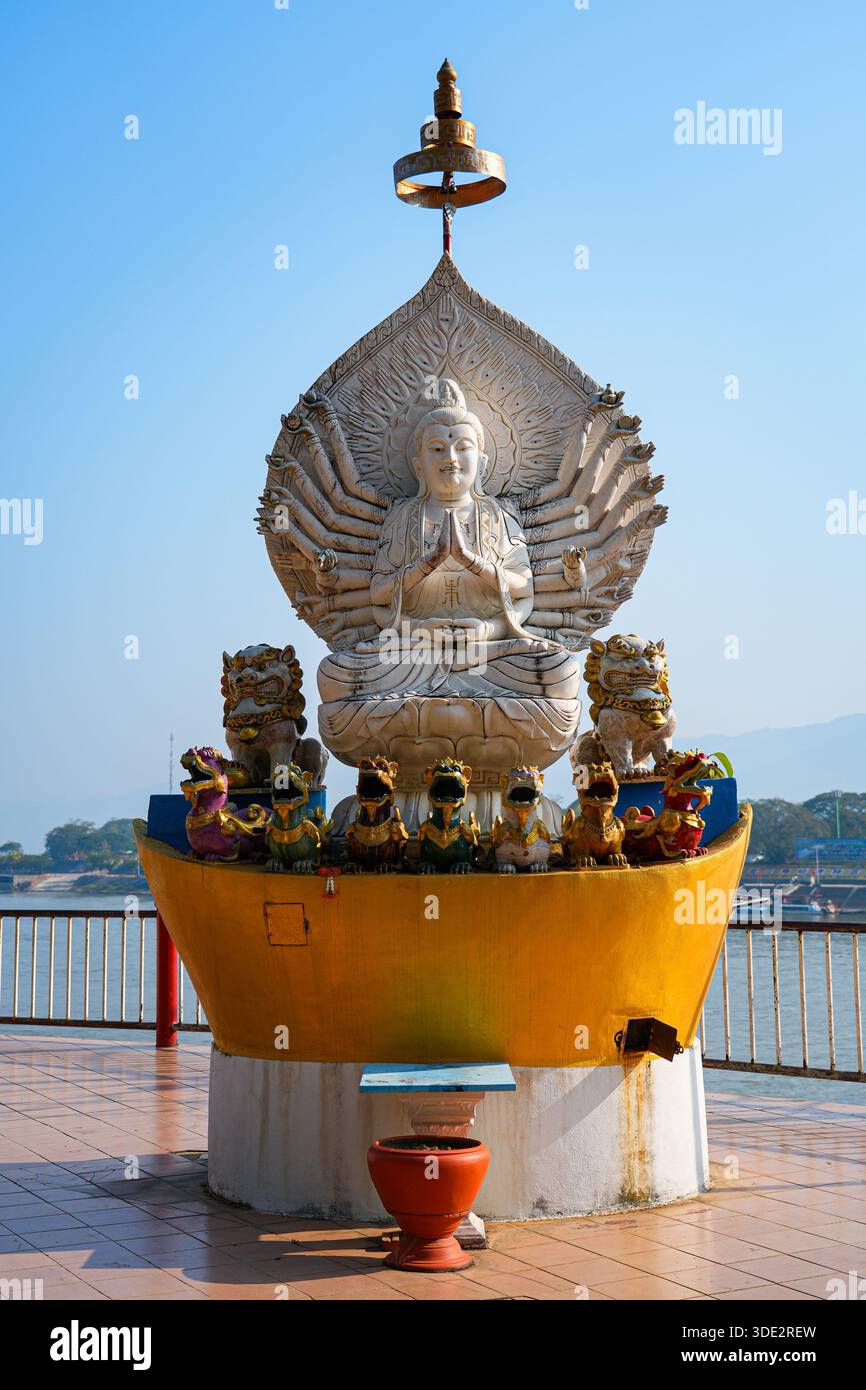 Der tausendarmige Guanyin auf einer goldenen Barke im Golden Triangle Park (SOP Ruak) am Ufer des Mekong-Flusses in Chiang Saen in Nord-Thail Stockfoto