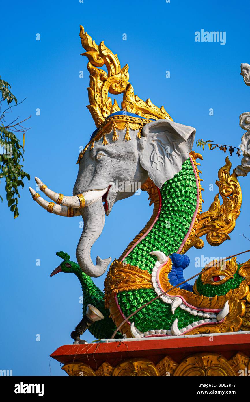 Mythische Erawan-Naga-Hybridstatuine der Golden Triangle Park (SOP Ruak) am Ufer des Mekong-Flusses in Chiang Saen im Norden Thailands Stockfoto