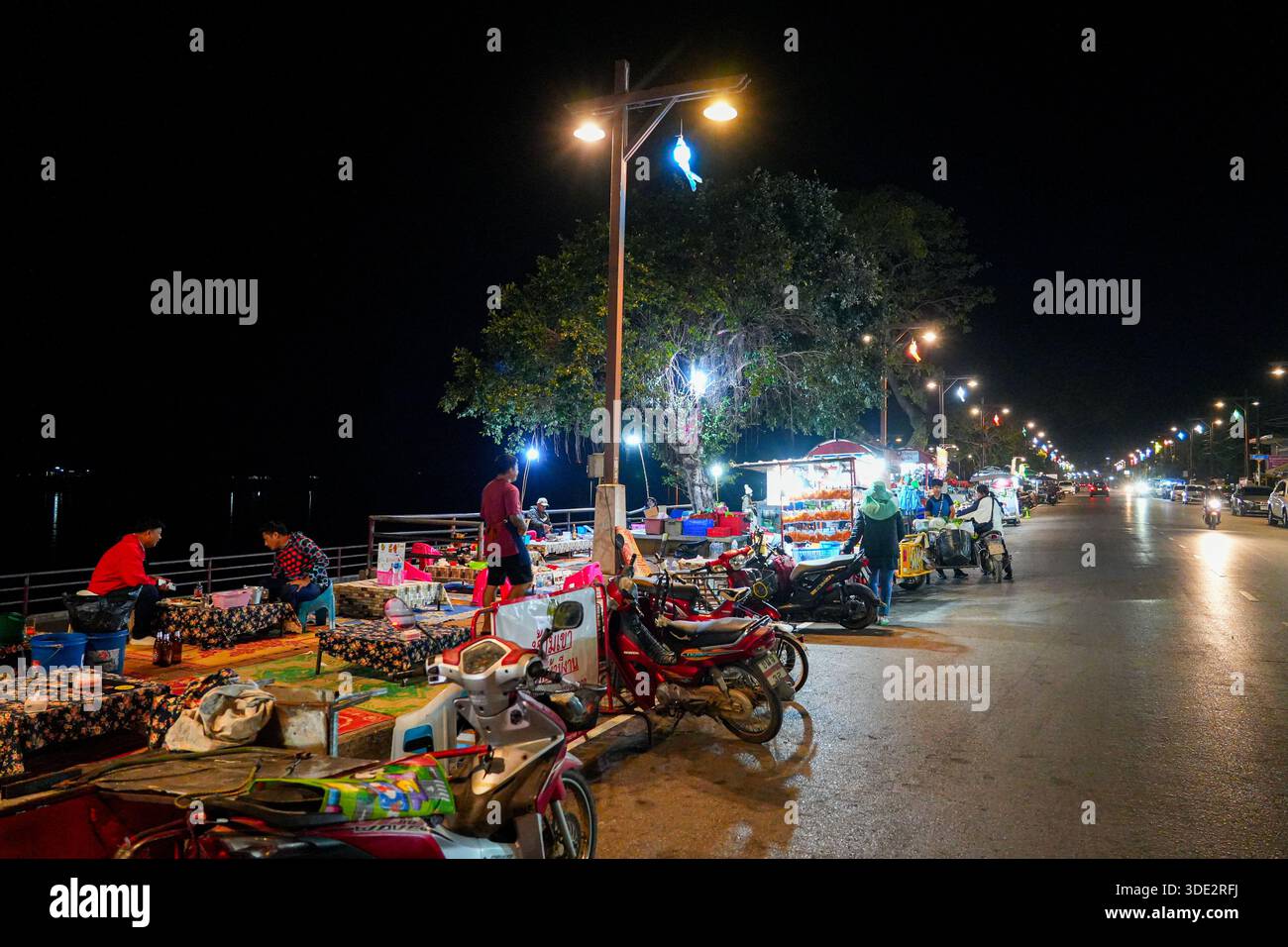 Lebhafter Mekong Nachtmarkt und Street Food Stände in Chiang Saen, Nordthailand Stockfoto