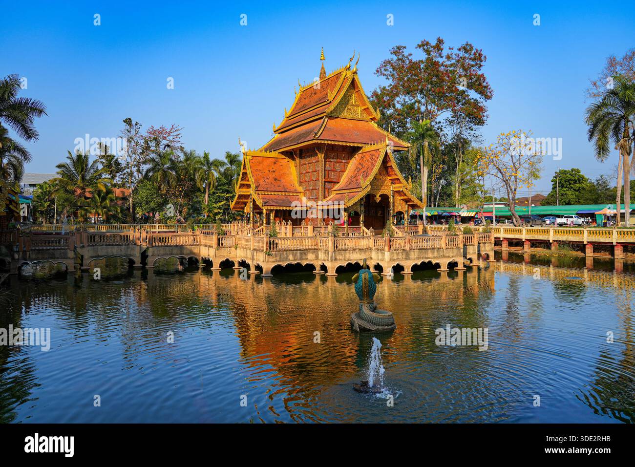 Traditioneller Lanna-Pavillon spiegelt sich im heiligen Teich des Wat Phra That Pha Ngao Tempels in Chiang Saen, Nordthailand Stockfoto