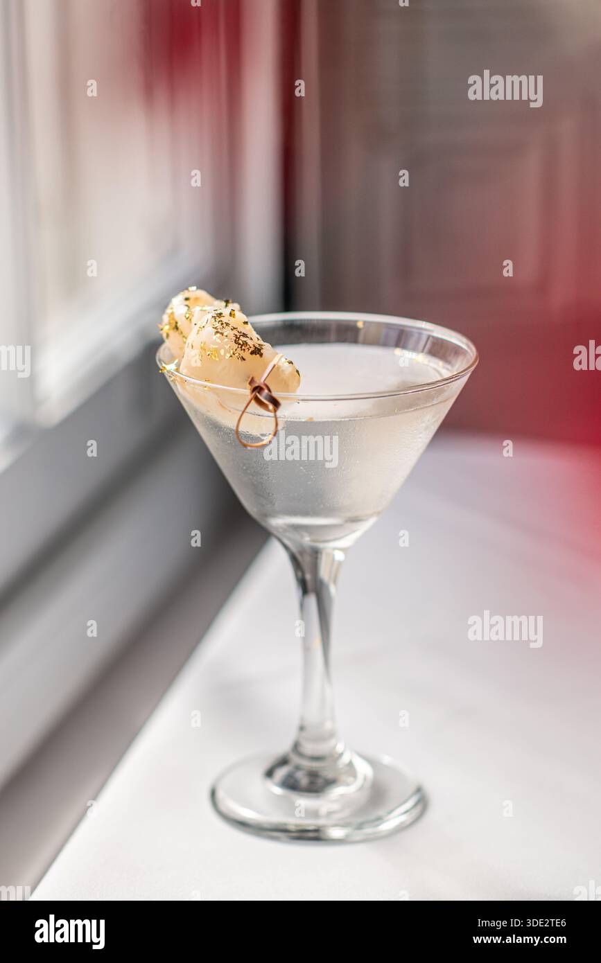 Eleganter Litschi-Martini-Cocktail in einem klassischen Martini-Glas mit Wodka, Litschi-Likör und Litschi-Saft. Stockfoto