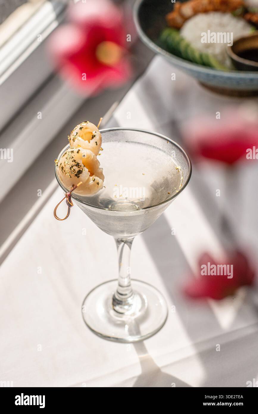 Eleganter Litschi-Martini-Cocktail in einem klassischen Martini-Glas mit Wodka, Litschi-Likör und Litschi-Saft. Stockfoto