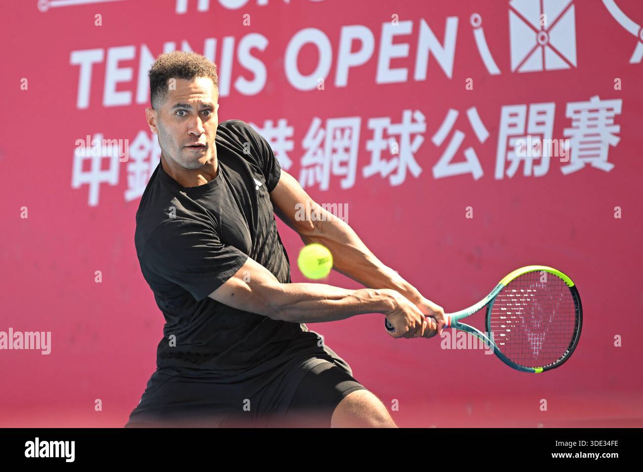 Hongkong. Januar 2026. Michael Mmoh, ein US-amerikanischer Tennisspieler, während eines Spiels bei den Hong Kong Tennis Open (WTA 250) am 5. Januar 2026 in Hongkong. (Foto von Kobe Li/Nexpher Images) Credit: Nexpher Images Limited/Alamy Live News Stockfoto