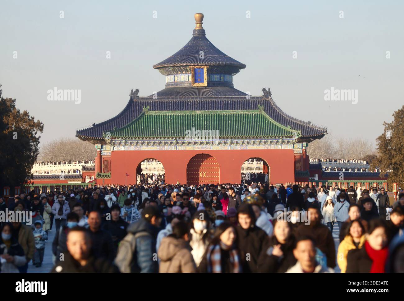 Peking, China.3. Januar 2026. Während der Neujahrsfeiertage am 3. Januar 2026 in Peking, China, besuchen Menschen den Tiantan-Park. Am 2. Januar 2026, dem zweiten Tag der Neujahrsfeiertage, erlebten große Parks und malerische Orte in ganz Peking einen Anstieg der Besucher, da viele Einwohner und Touristen dort strömten, um sich zu entspannen, die Aussicht auf den Winter zu genießen und das Beste aus dem festlichen Urlaub zu machen. Quelle: Yi Haifei/China News Service/Alamy Live News Stockfoto