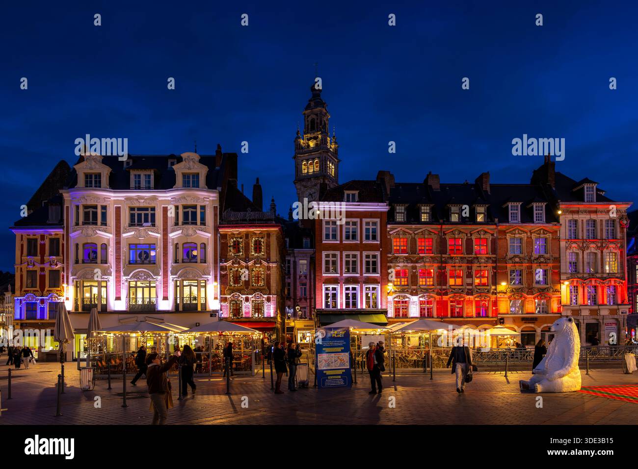 Lille, Frankreich – 9. Dezember 2025: Weihnachtsbeleuchtung auf Lilles Grand Place, im Hintergrund der Glockenturm des Rathauses Stockfoto