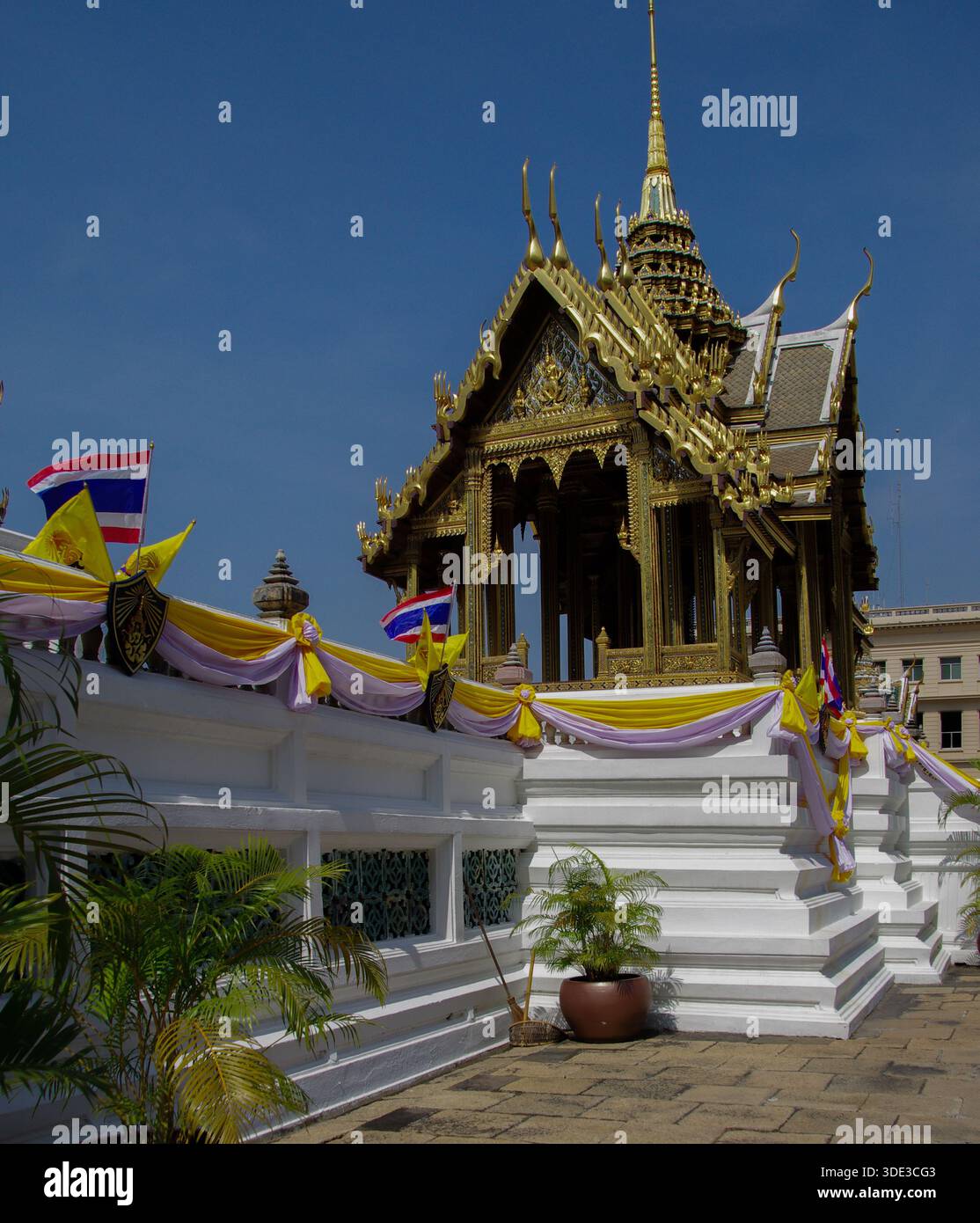 Außenansicht eines herrlichen Gold-weiß-Pavillons mit mehrstufigem Dach in einem thailändischen Tempelkomplex. Das Konzept vermittelt königliches Erbe, Handwerker Stockfoto