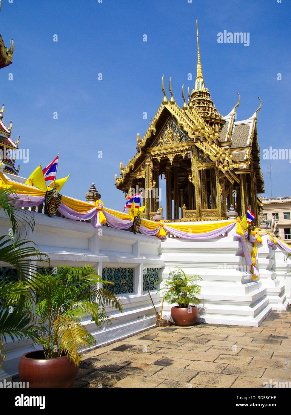 Außenansicht eines herrlichen Gold-weiß-Pavillons mit mehrstufigem Dach in einem thailändischen Tempelkomplex. Das Konzept vermittelt königliches Erbe, Handwerker Stockfoto