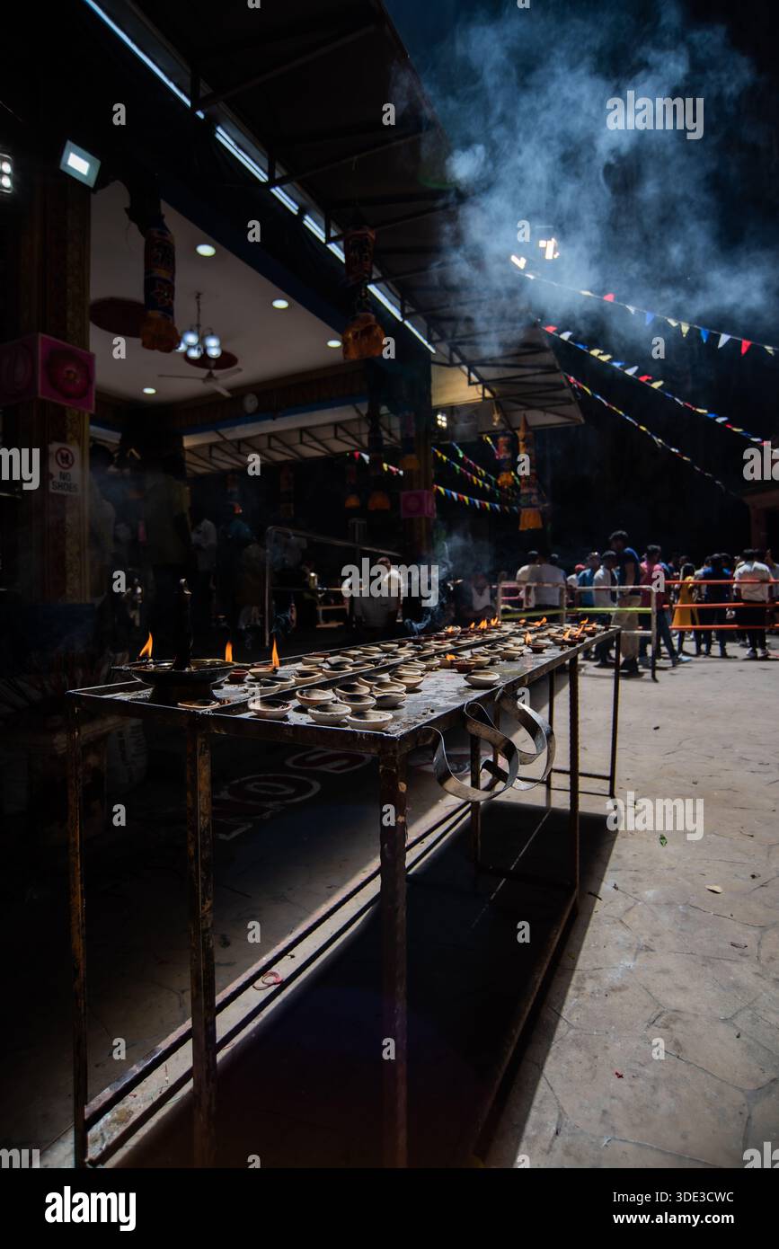 Öllampen brennen während der religiösen Zeremonie im Tempel Stockfoto
