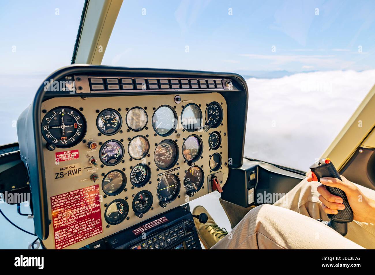 Pilotenhubschrauber-Cockpit mit Instrumenten und Bedienelementen. Abenteuer in der Luftfahrt. Reisekonzept für Reise- und Verkehrswerbung. Stockfoto