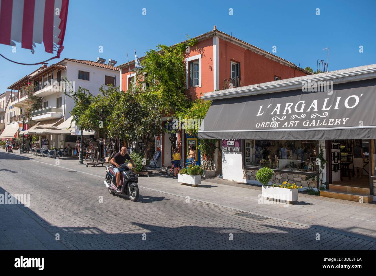 Motorrad- und Einkaufsstraße in Olympia, Griechenland Stockfoto