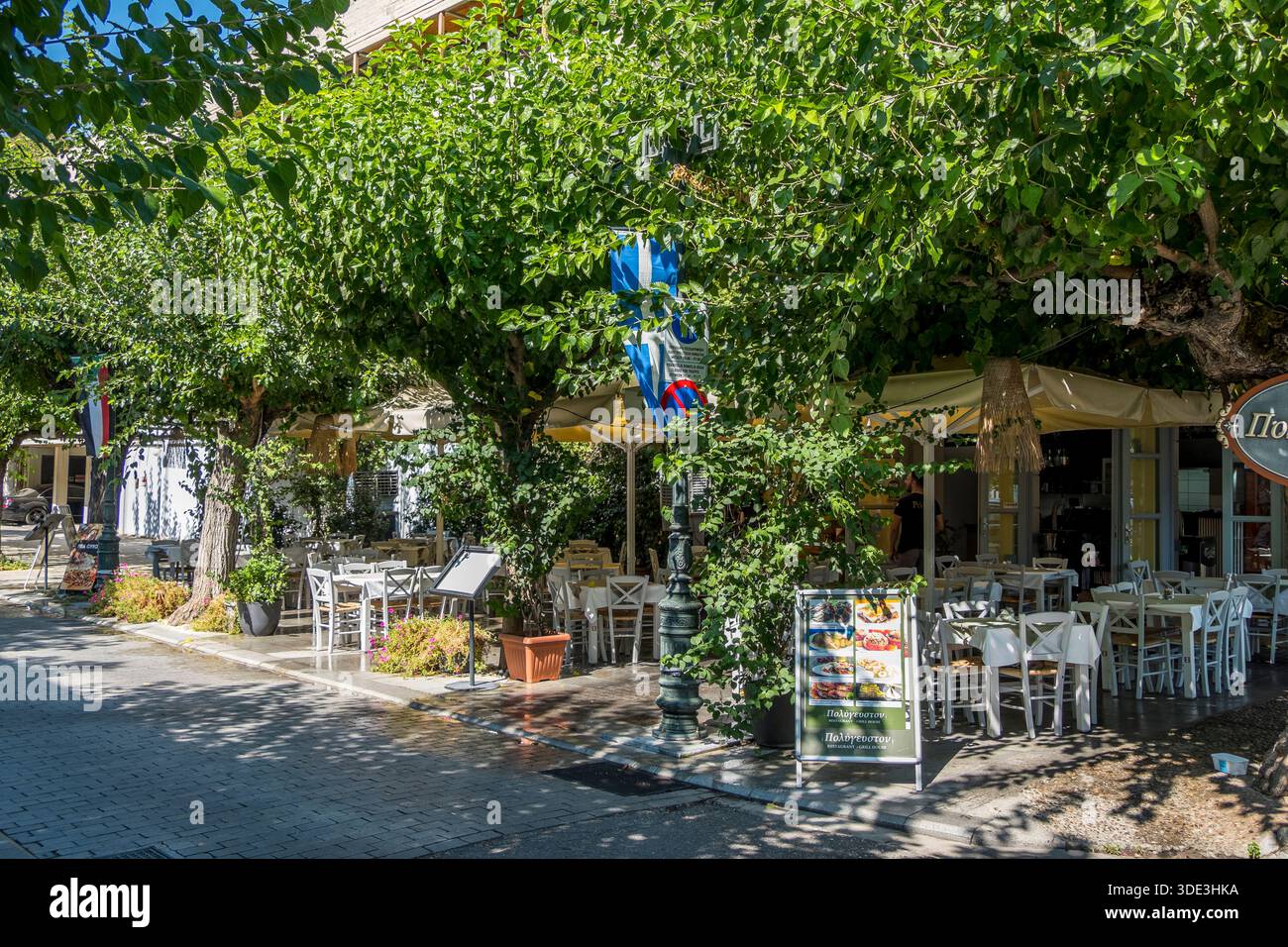 Terrassen und Restaurants im Dorf Olympia, Griechenland Stockfoto