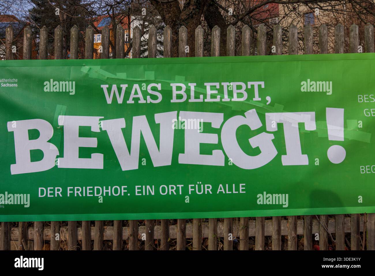 Nossen: Banner 'was bleibt, bewegt! Der Friedhof. Ein Ort für alle." In , Sachsen, Deutschland Stockfoto