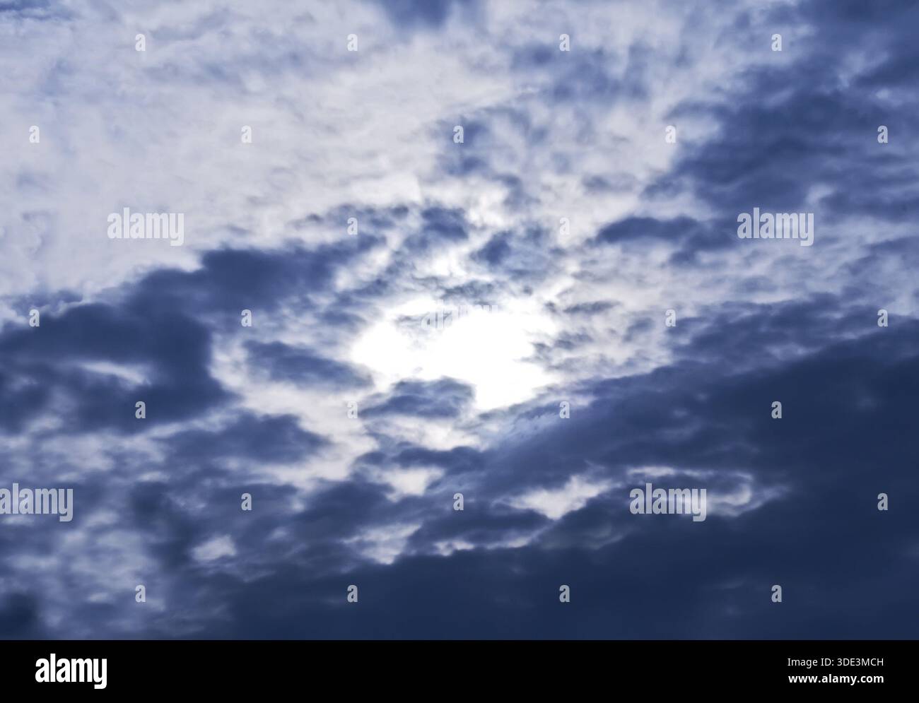 Blauer Himmel mit windigen Wolken Stockfoto