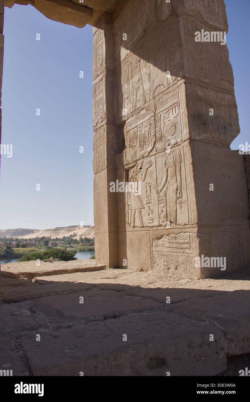 Alte Steinreliefs, die die Nillandschaft umrahmen Stockfoto