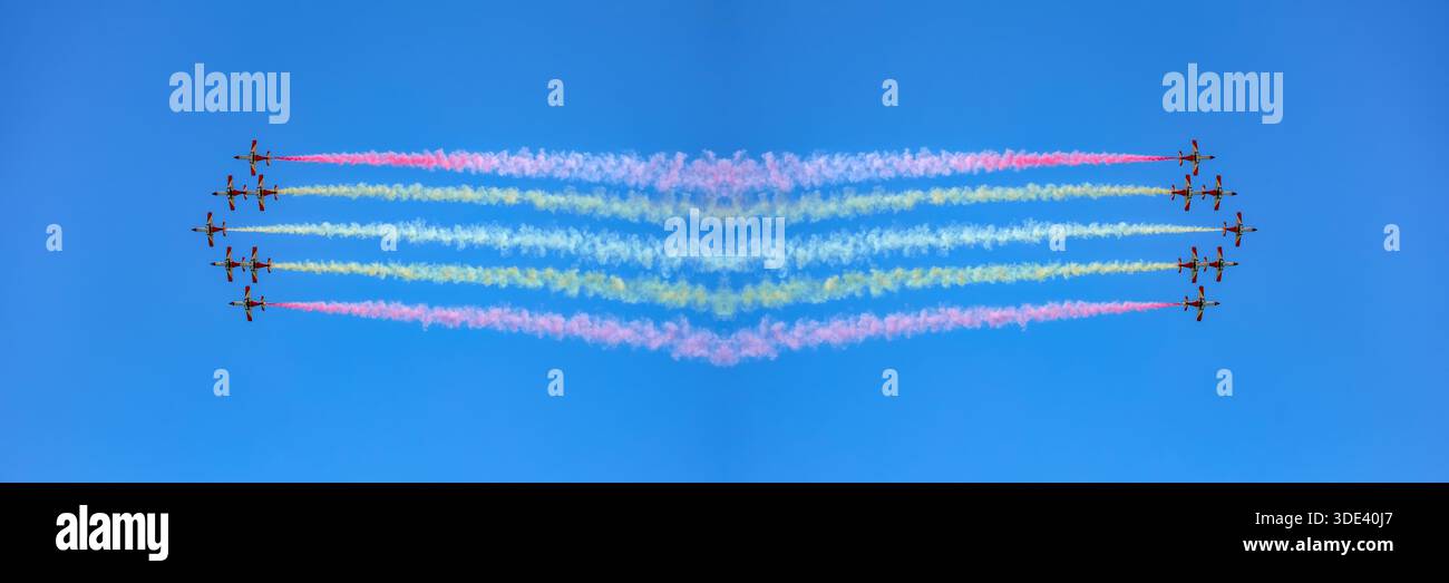 Torre del Mar, Spanien - Juli 29., 2018. Red Flugzeuge aerobatic Gruppe aus der Schwedische Patrouille Zeichnung spanische Flagge Abbildung am Himmel in der Festival AEREO I Stockfoto