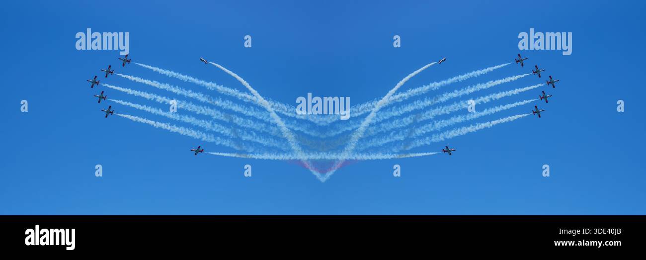 Torre del Mar, Spanien - Juli 29., 2018. Red Flugzeuge aerobatic Gruppe aus der Schwedische Patrouille Durchführung einer Demonstration Flug bei Festival Aereo Intern Stockfoto
