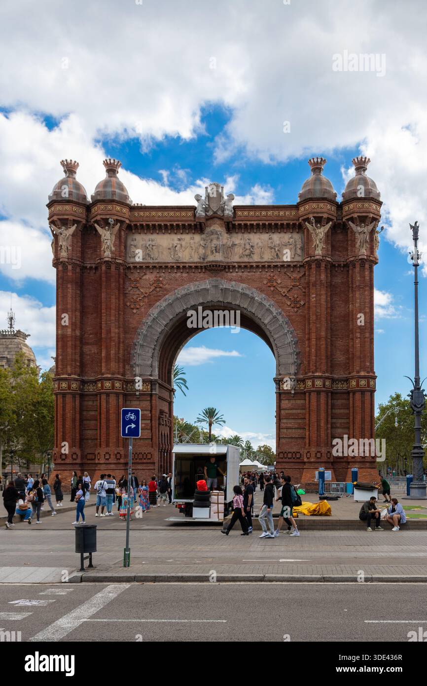 Der Arc de Triumph diente 1888 als Haupteingang zur Weltausstellung und wurde von Josep Vilaseca y Casanovas entworfen. Das ikonische Wahrzeichen ist ein tr Stockfoto