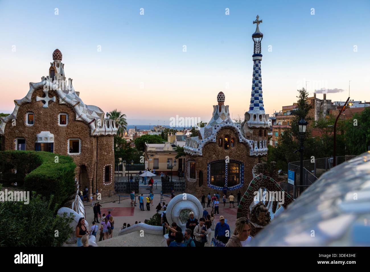 Sonnenuntergang über der Metropole Barcelona, mit Blick auf die einzigartige Architektur von Guadis parc Güell, Stadtzentrum mit der Sagrada Fa Stockfoto