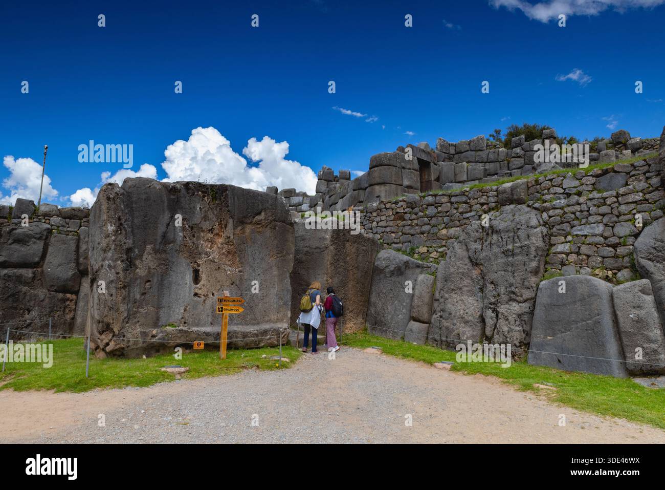 Zwei weibliche Touristen in den Inka-Ruinen von Sacsayhuaman Stockfoto