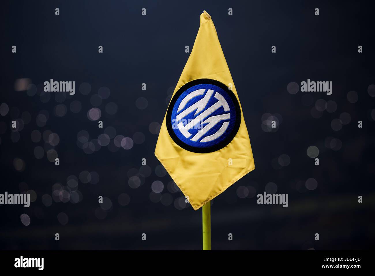 Eine Eckfahne mit dem Logo des FC Internazionale ist vor dem Fußballspiel der Serie A zwischen dem FC Internazionale und dem Bologna FC zu sehen. Stockfoto