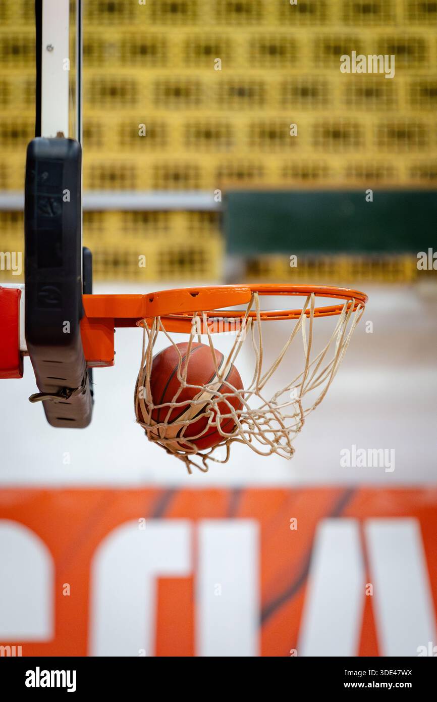 Der Basketball flog in den Korb Stockfoto