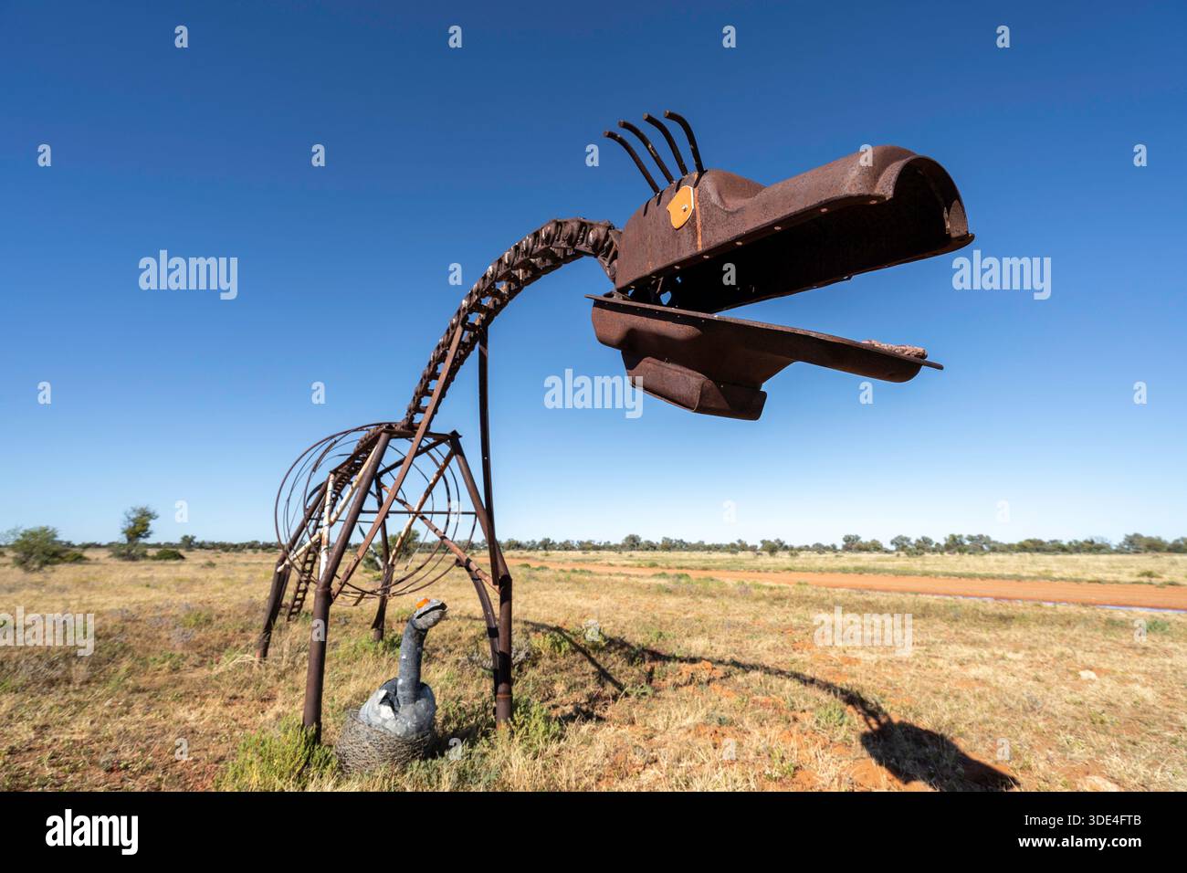 Dinosaurierskulptur aus Schrott im Feld am Stadtrand von Eromanga, Queensland, Australien. Stockfoto