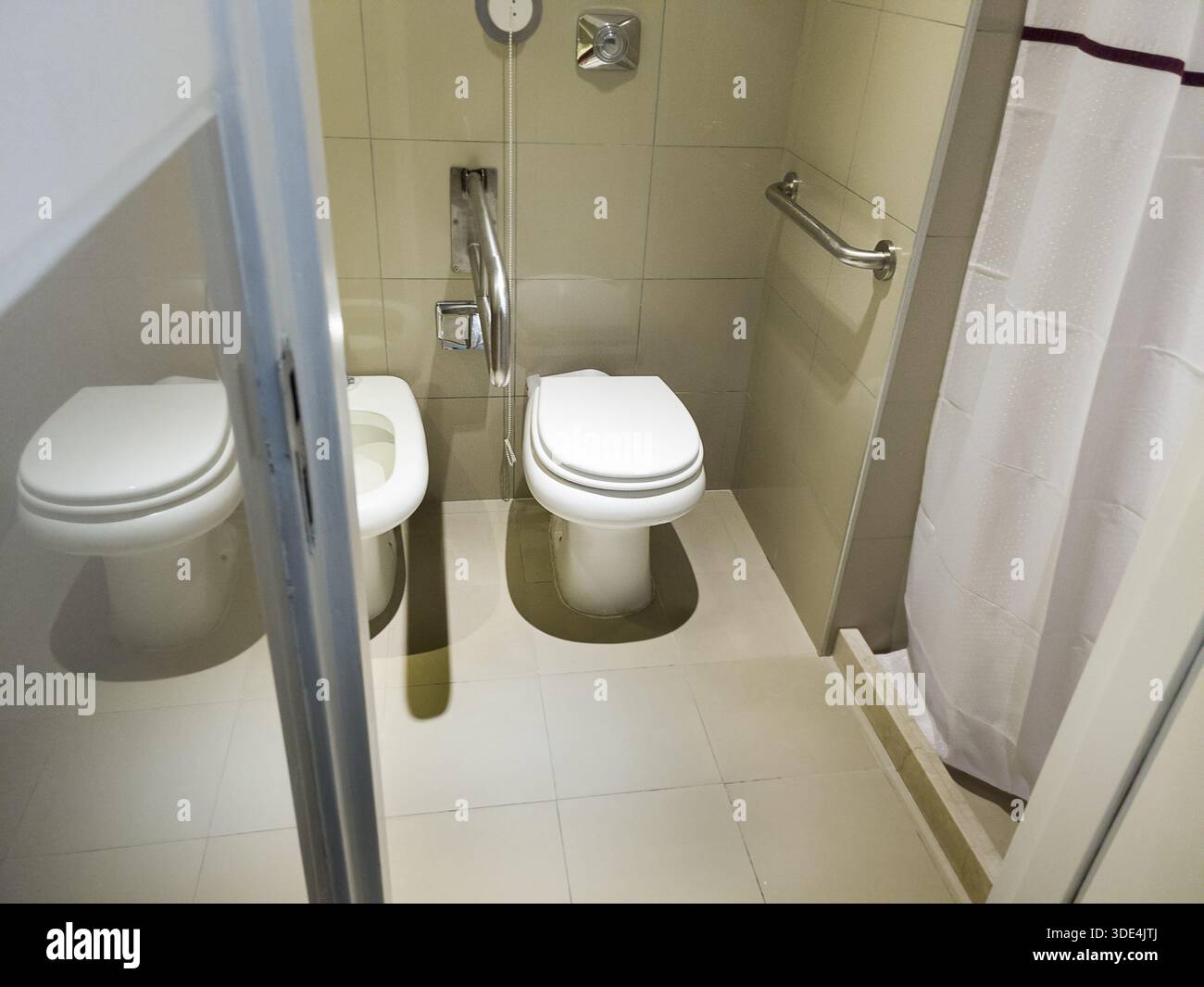 Krankenhausbad mit Toilette, Bidet, Dusche und Sicherheitsgriff für Zugänglichkeit Stockfoto