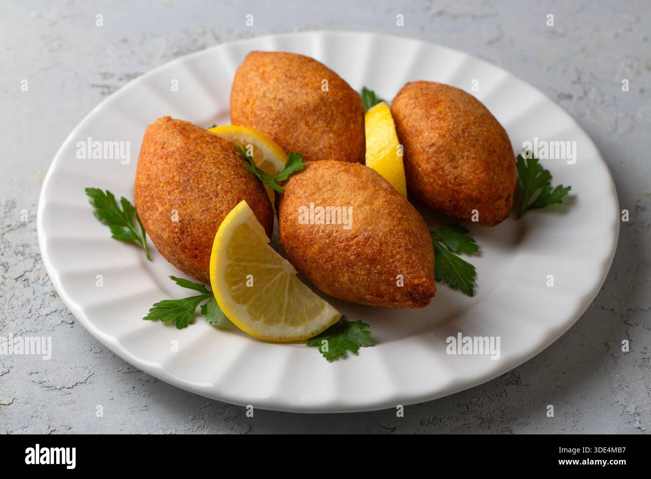 Kibbeh ist ein beliebtes Gericht in der nahöstlichen Küche (türkischer Name; icli kofte) Stockfoto