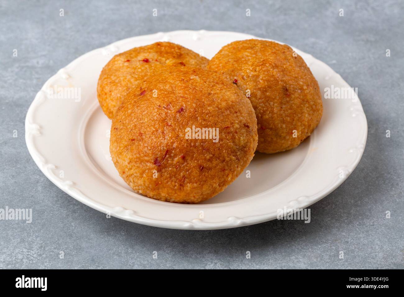 Kibbeh ist ein beliebtes Gericht in der nahöstlichen Küche (türkischer Name; icli kofte - Adana icli koftesi) Stockfoto