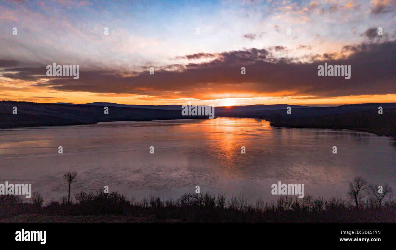 Aus der Vogelperspektive des Dumbrava-Sees in Iasi County, Rumänien, bei Sonnenuntergang im Winter. Stockfoto