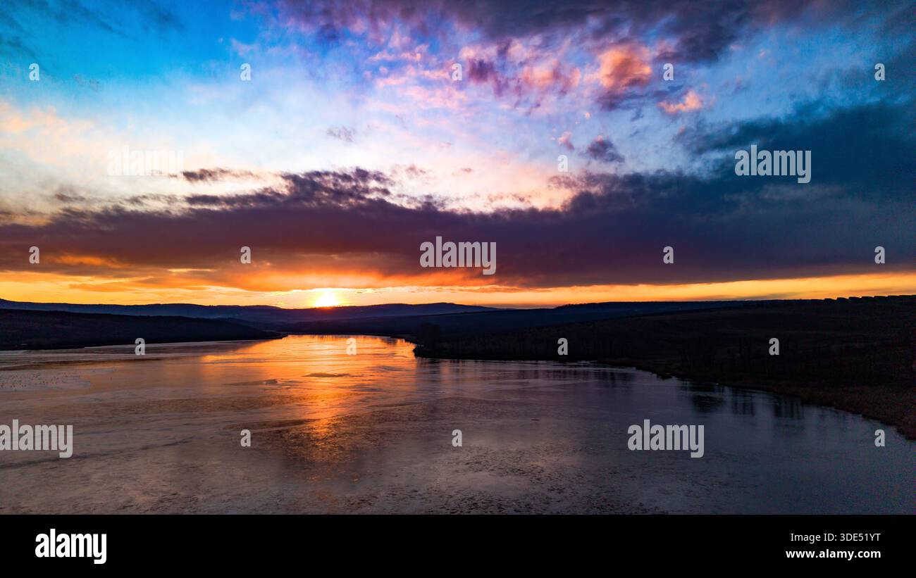 Aus der Vogelperspektive des Dumbrava-Sees in Iasi County, Rumänien, bei Sonnenuntergang im Winter. Stockfoto