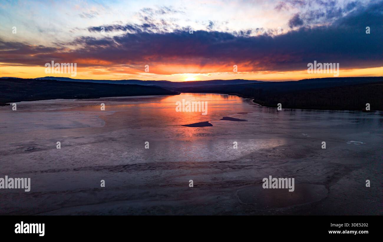 Aus der Vogelperspektive des Dumbrava-Sees in Iasi County, Rumänien, bei Sonnenuntergang im Winter. Stockfoto