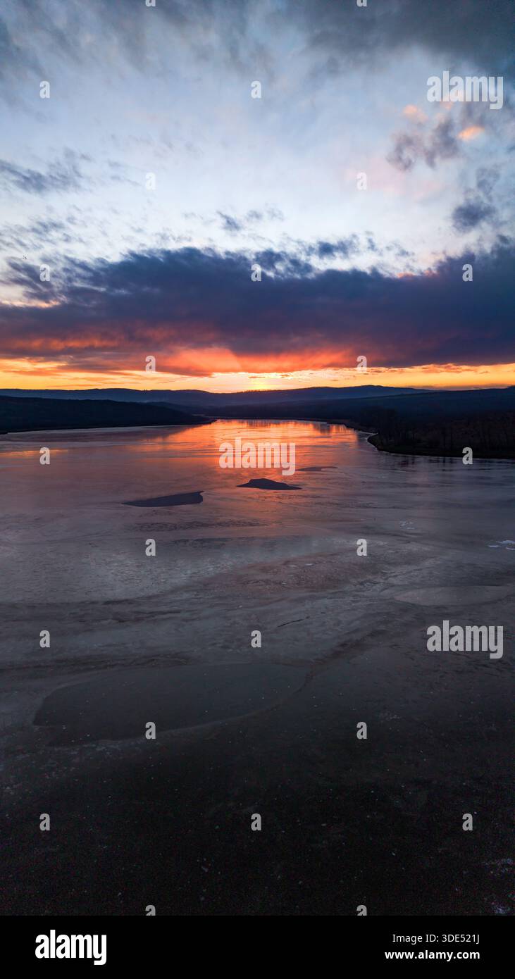 Aus der Vogelperspektive des Dumbrava-Sees in Iasi County, Rumänien, bei Sonnenuntergang im Winter. Stockfoto