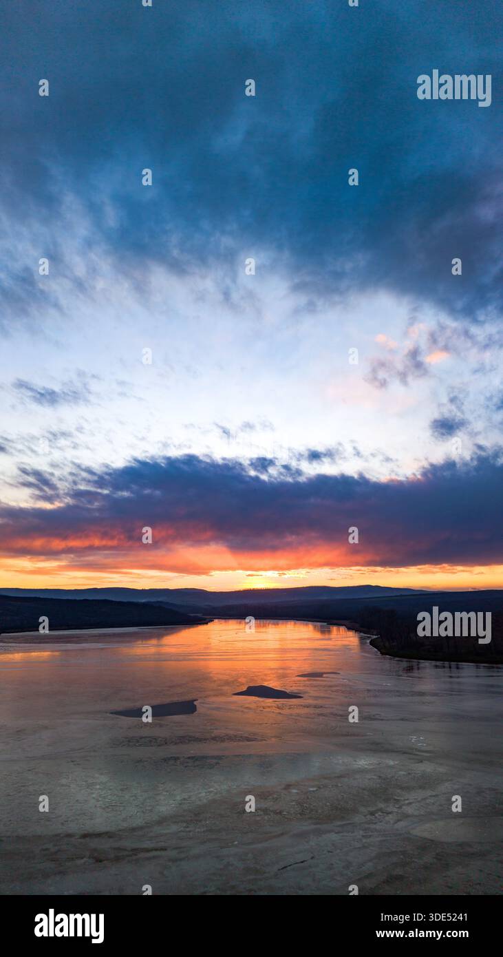 Aus der Vogelperspektive des Dumbrava-Sees in Iasi County, Rumänien, bei Sonnenuntergang im Winter. Stockfoto