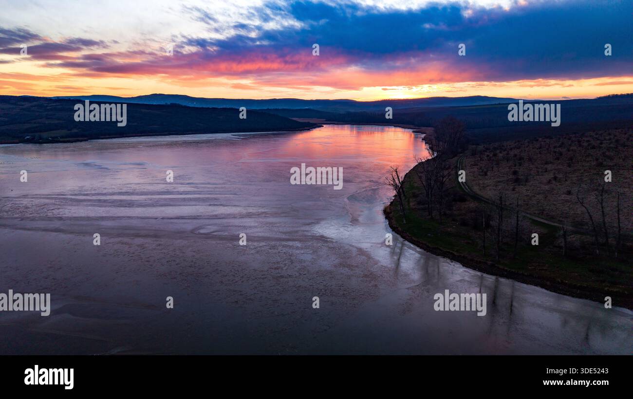 Aus der Vogelperspektive des Dumbrava-Sees in Iasi County, Rumänien, bei Sonnenuntergang im Winter. Stockfoto