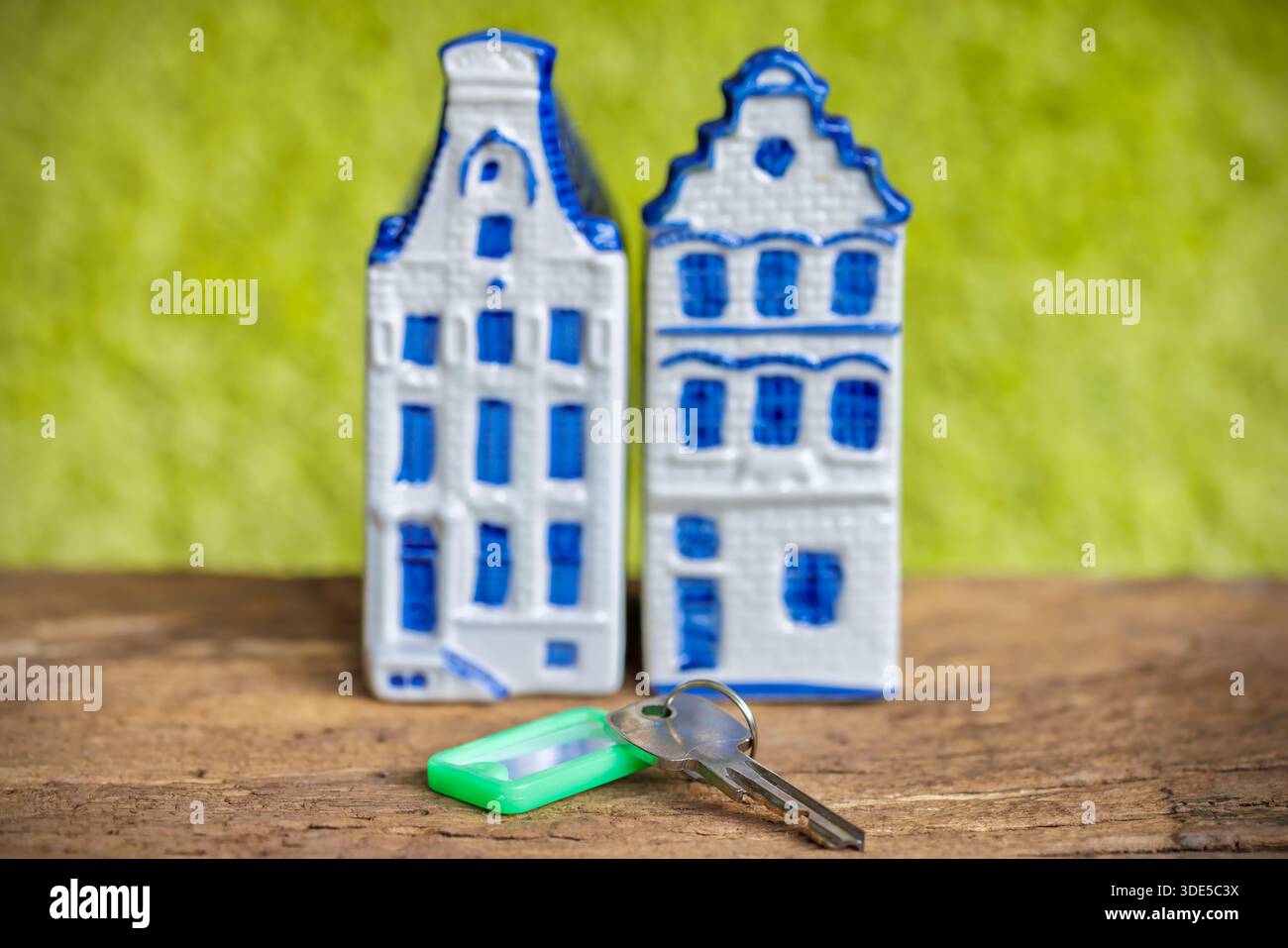 Konzept des Kaufs oder der Vermietung eines niederländischen Hauses mit kleinen Kanalhäusern und Hausschlüssel Stockfoto
