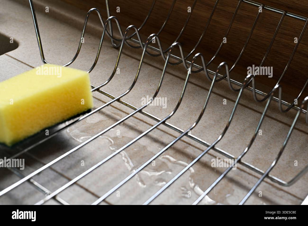 Teller Trockenregal und Spülschwamm auf Abtropfbrett norfolk england Stockfoto