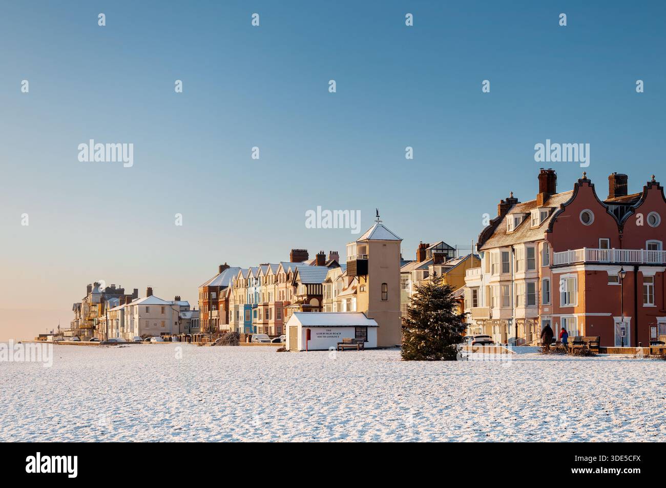 Aldeburgh, Suffolk. UK. Blick auf den Strand mit Weihnachtsbaum an einem sonnigen, kalten Wintertag. Stockfoto