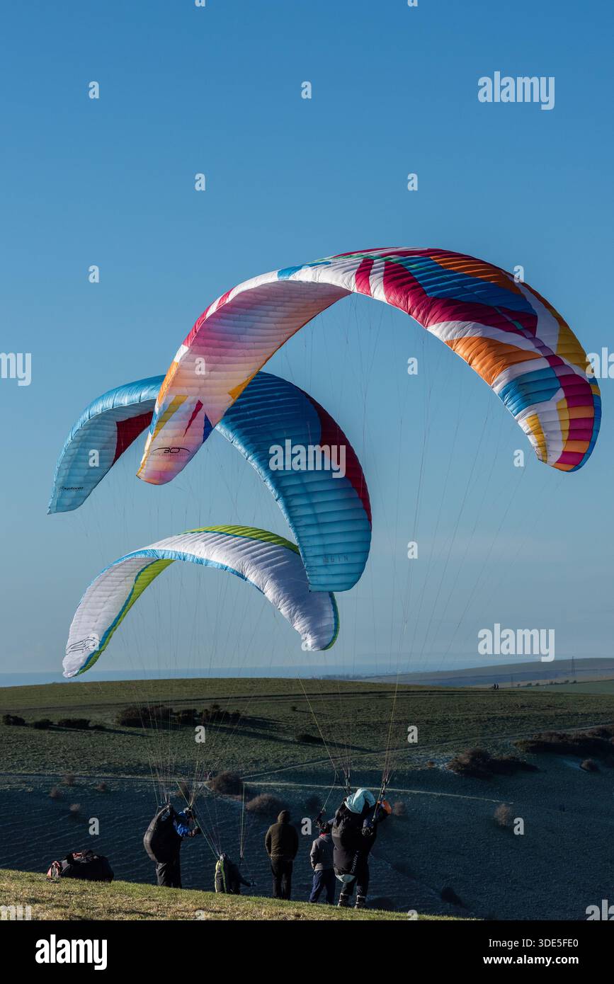 Brighton, 4. Januar 2026: Paraglider-Piloten machen sich bereit für den Start und Flug am Devils Dyke im South Downs National Park auf einer eisigen Sunda Stockfoto