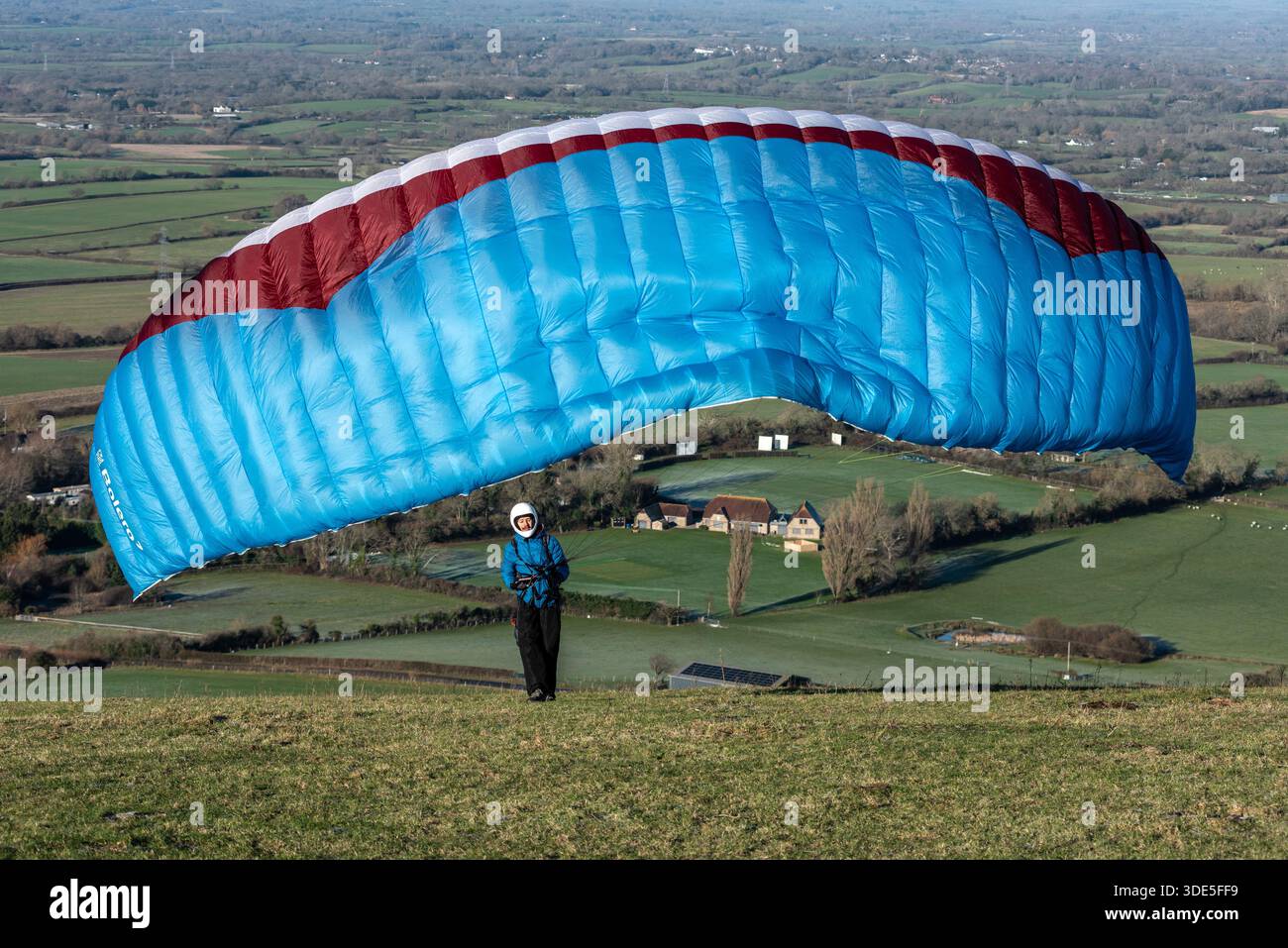 Brighton, 4. Januar 2026: Paraglider-Piloten machen sich bereit für den Start und Flug am Devils Dyke im South Downs National Park auf einer eisigen Sunda Stockfoto