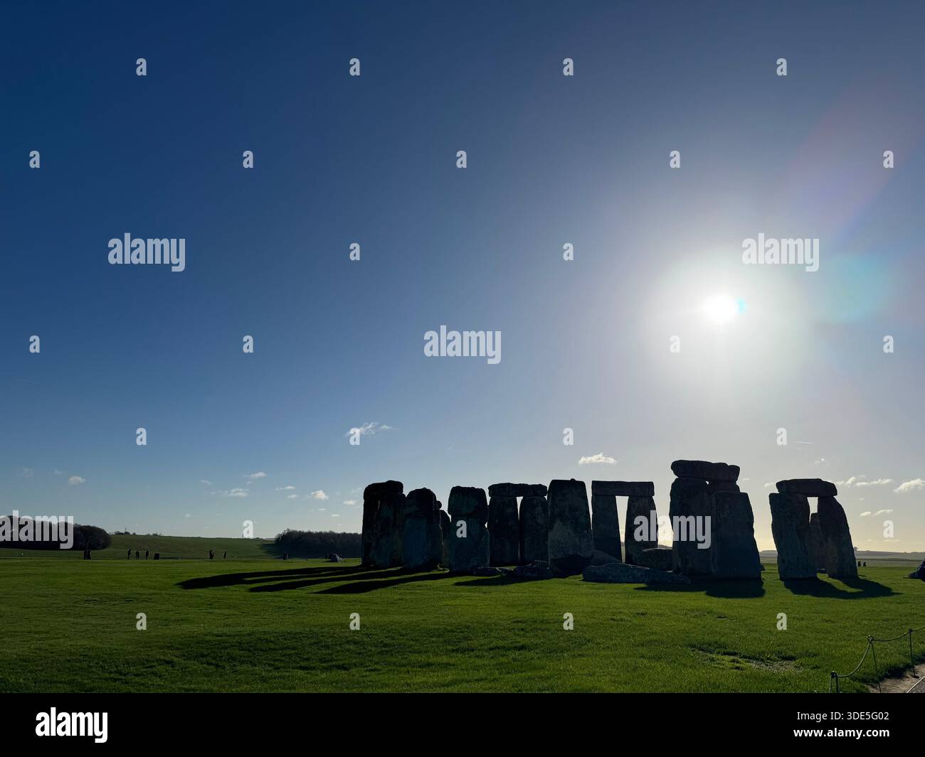Stonehenge bei Sonnenaufgang in Wiltshire, England, mit langen Schatten und klarem Himmel - Smartphone-aufgenommenes Stockfoto
