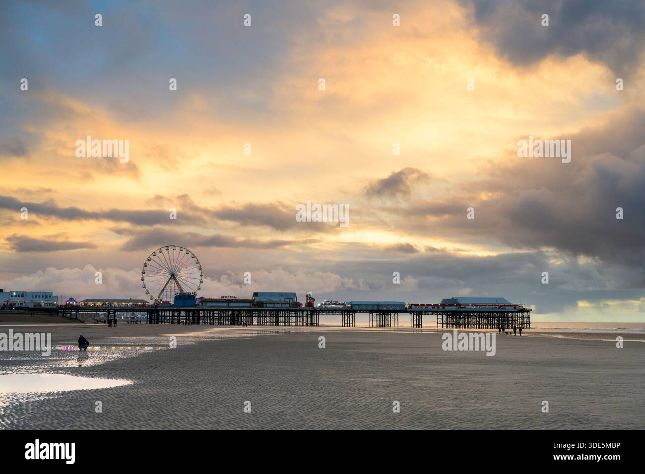 Der Central Pier in Blackpool in der Abenddämmerung, England, Großbritannien Stockfoto