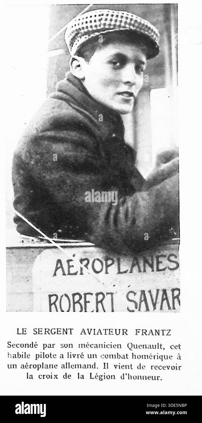 Dieses Archivfoto von Le Miroir aus dem Jahr 1914 zeigt den Feldwebel Joseph Frantz, einen Pionier des Luftkampfes. Zusammen mit seinem Mechaniker Quenault erzielte Frantz am 5. Oktober 1914 den ersten bestätigten Luftsieg in der Geschichte, indem er ein deutsches Flugzeug abwarf. Für diese historische Meisterleistung wurde er mit der Ehrenlegion ausgezeichnet. Das Bild dokumentiert den Übergang der Luftfahrt von der einfachen Aufklärung zum aktiven Kampf und markiert damit einen transformativen Moment in der Militärgeschichte des Ersten Weltkriegs. Stockfoto