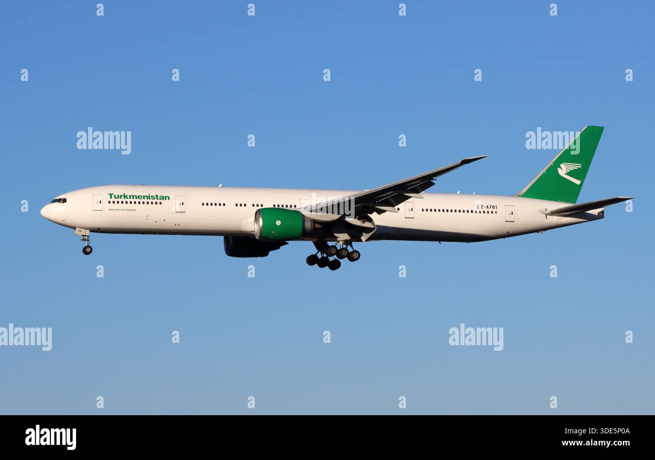 Eine Boeing 777-300 der Turkmenistan Airlines nähert sich dem Flughafen London Gatwick an Stockfoto