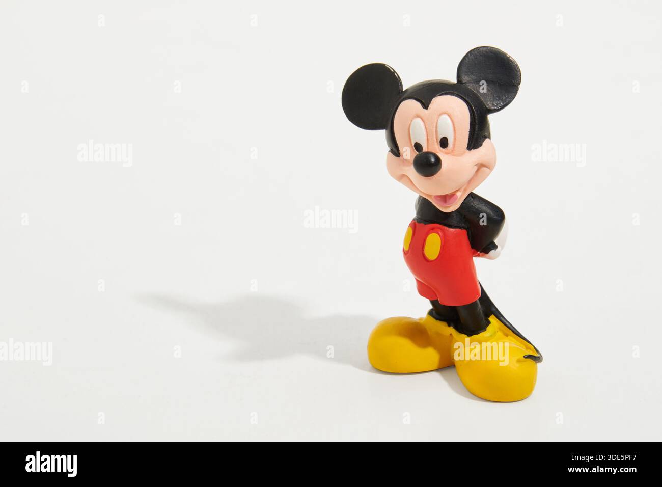 Spielzeugfigur von Mickey Maus, berühmtem Walt Disney Cartoon und Comic Figur isoliert auf weißem Hintergrund Stockfoto